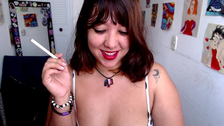 Nana Bela: Fetiche por fumaça e cigarro com boquete sensual incluído