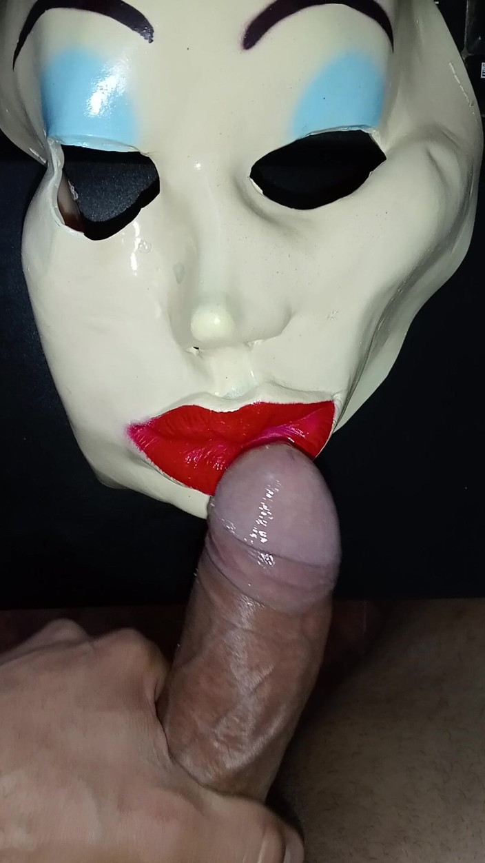 Rey rey: Aku lagi asik nyepong kontolku pakai masker misterius, bibir penuh