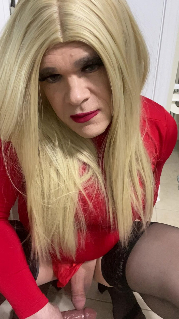 MadisonCD2025: Azgın travesti dildo ellerine ücretsiz fışkırtıyor sonra emiyor kameraya edepsizce konuşuyor