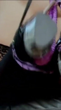 Fantástica morena milf se masturba su apretado coño con un consolador y disfruta