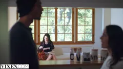 Vixen jade nile को खोलने के लिए अपने रूममेट से मदद मिलती है