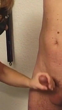 Reife blonde MILF mit verbundenen augen unterwirft sich einer harten analen dominanz