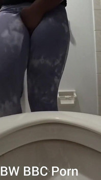 Zdesperowany na siusiu sikanie w toalecie POV