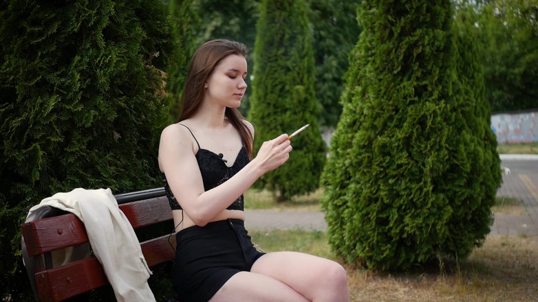 Russian Smokers: Sokakta 120 mm Saratoga sigara içiyor