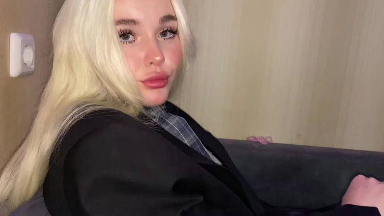 Blondessa: 年轻的继妹为男友出轨报仇,把鸡巴插入多汁的屁股下