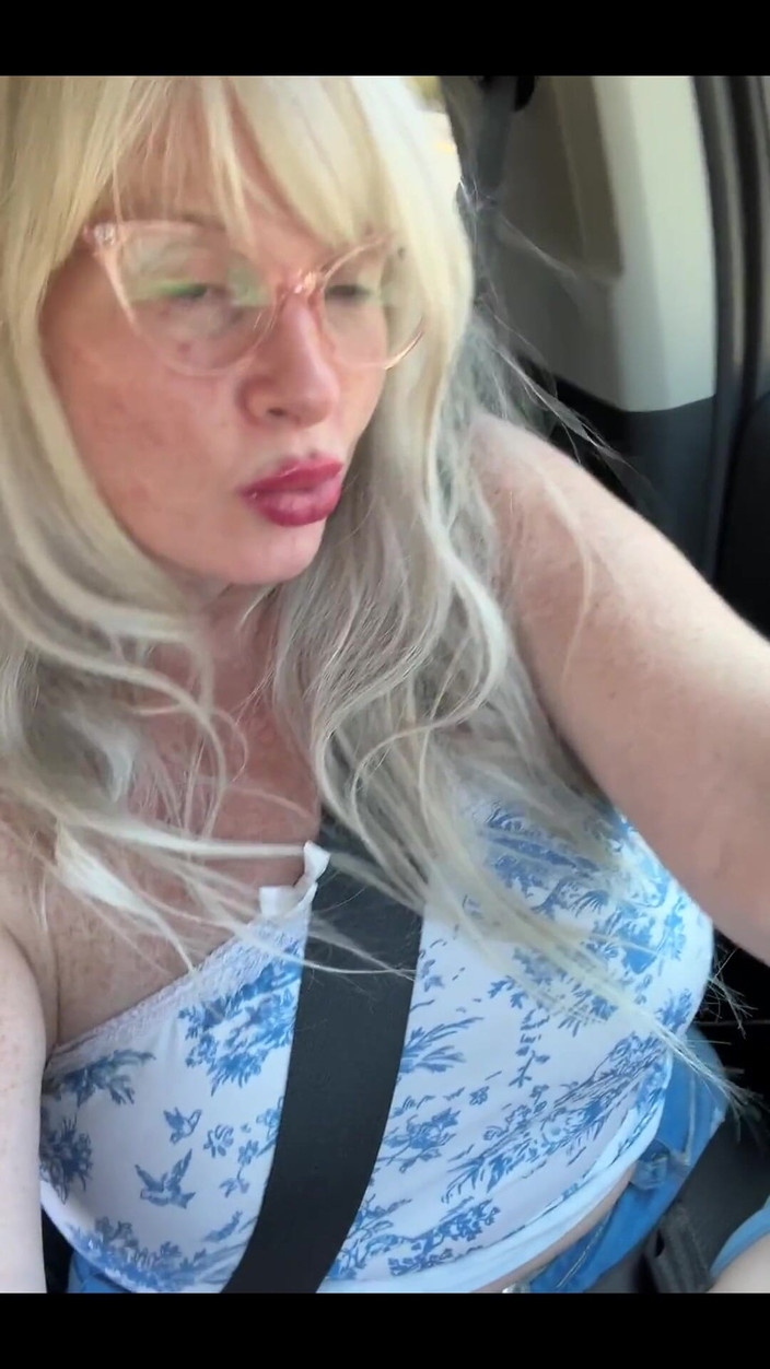 PaintedRose: Můžeme? Vytáhni to na zadním sedadle?