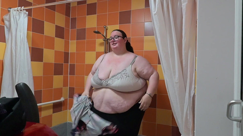 SSBBW Hunter: Ssbbw entra em roupa de banho apertada