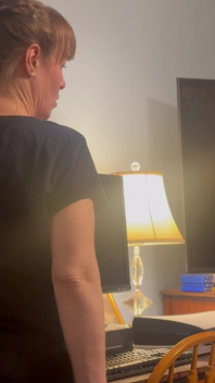 ¡La hija se niega a chupar la polla de su pobre marido así que lo hago y le amordazo la polla y me corro!