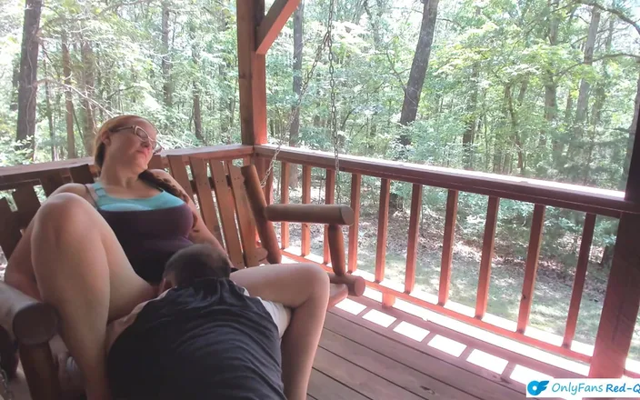 Red Queen: Venkovní veranda swinging kouření a lízání kundičky se zrzavou milf...