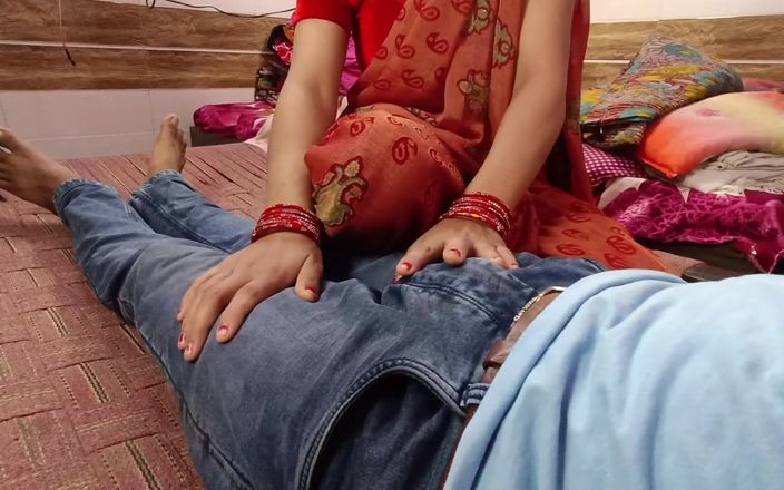 tannu: Tanya la bhabhi attrape la bite en pressant la jambe...