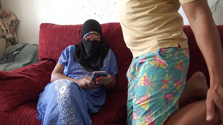 Souzan Halabi: Un demi-frère marocain exhibe sa grosse bite devant sa demi-sœur...