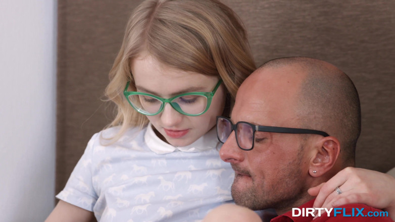 She is Nerdy: Ngentot hot sama mahasiwa kutu buku