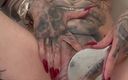 Nastasia_ink: Mamă sexy Besorgt Es Sich Selbst Mit Duschbrause. Tatuaj, piercing,...