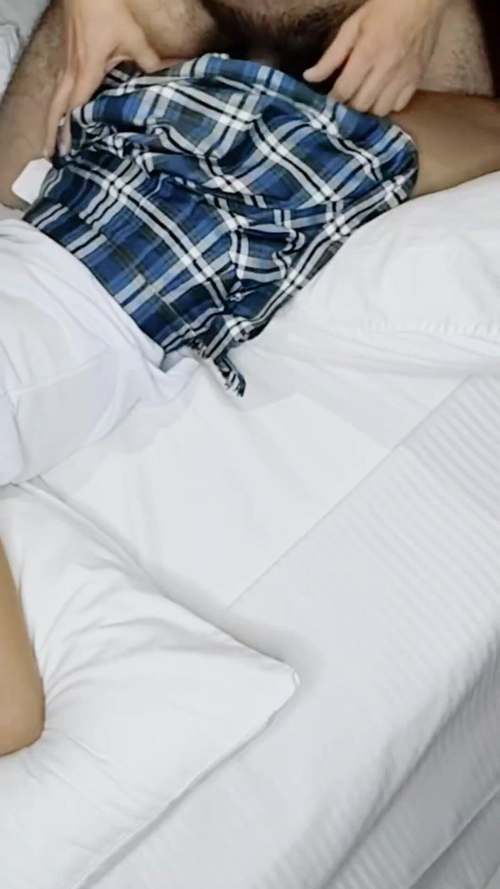 MynameisJuly: Studente bezoekt leraar thuis en laat hem haar aanraken