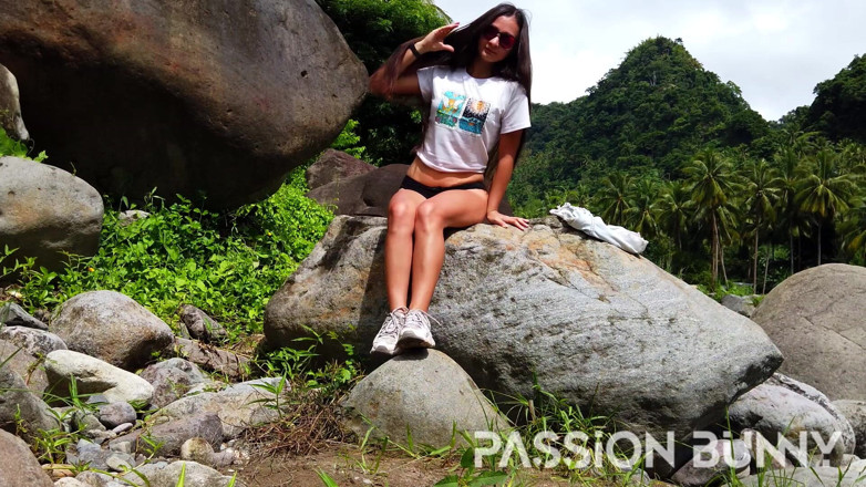 PassionBunny: Tu modelo de miel juega con el coño al aire...