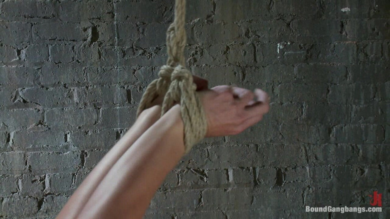 Bound Gang Bangs by Kink: Inlåst i fängelsehålan och används som sexleksak