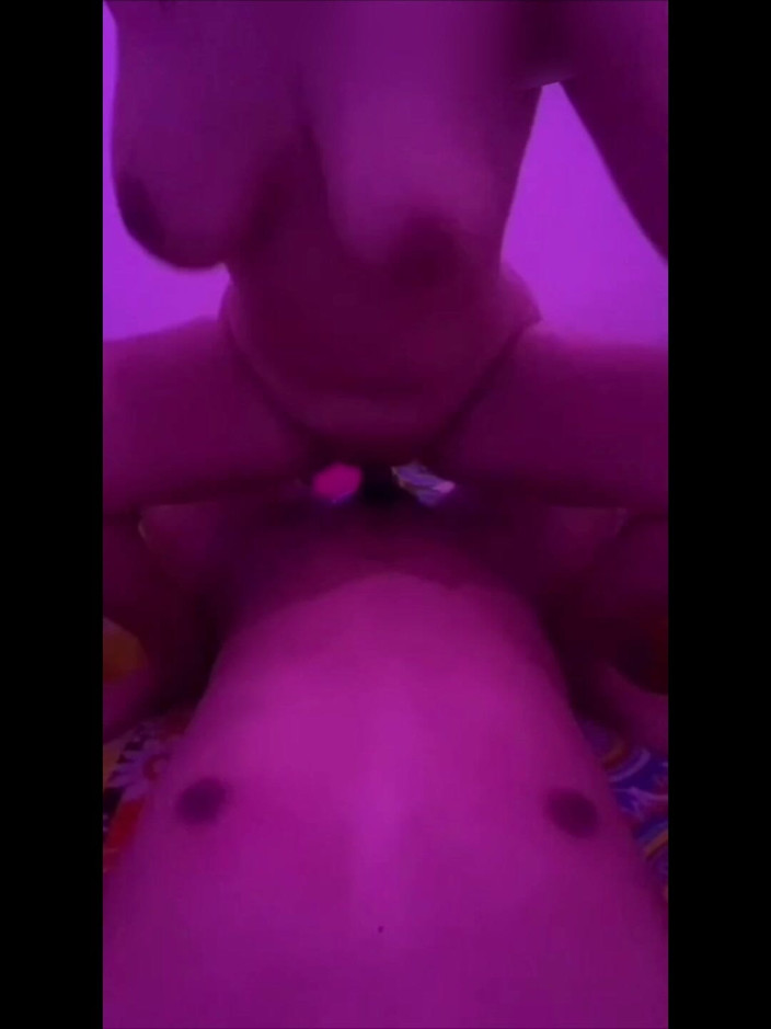 naughty bonnie: Endonezyalı striptizci ağzına boşalıyor