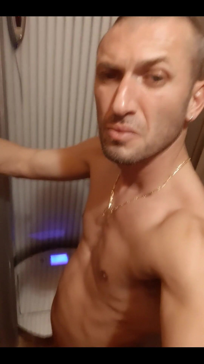 Boy jerking off: Relaxuji v soláriu