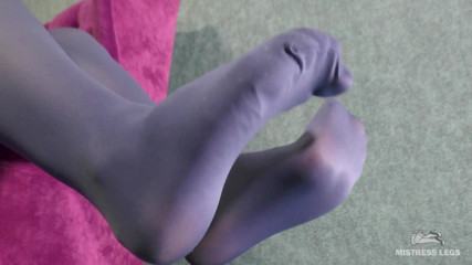 Mistress Legs: Puan mengusik kaki seksi dalam pantyhose biru