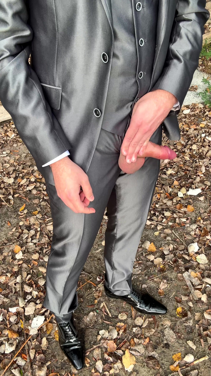 Master Shiny Shoes: Publiczna ręczna robota na zewnątrz w błyszczącym garniturze