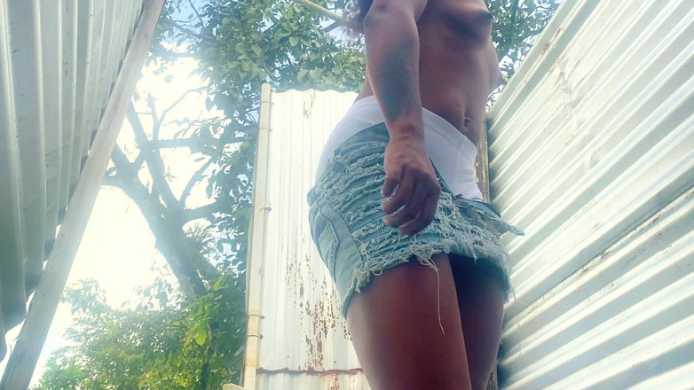 zendella usain: Сексуальна латина в кабінці на відкритому повітрі, що охороняється