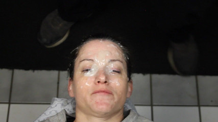 Dirty Dees: Ona jest z powrotem, a jej twarz jest pokryta dużymi...