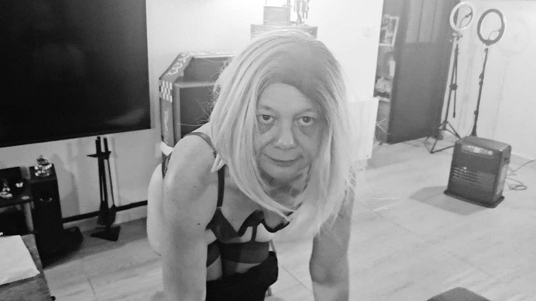 Sofy13: Ich will, dass du kommst und meine Muschi und meinen...