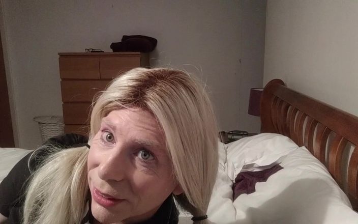 NikkiGee: Сексуальная студентка, с чем-то экстра!
