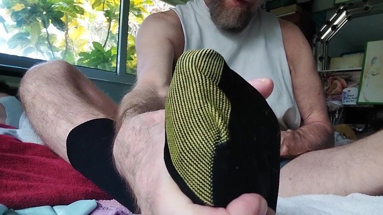 Hairyartist: Stiefvater zeigt in goldtoe Socken