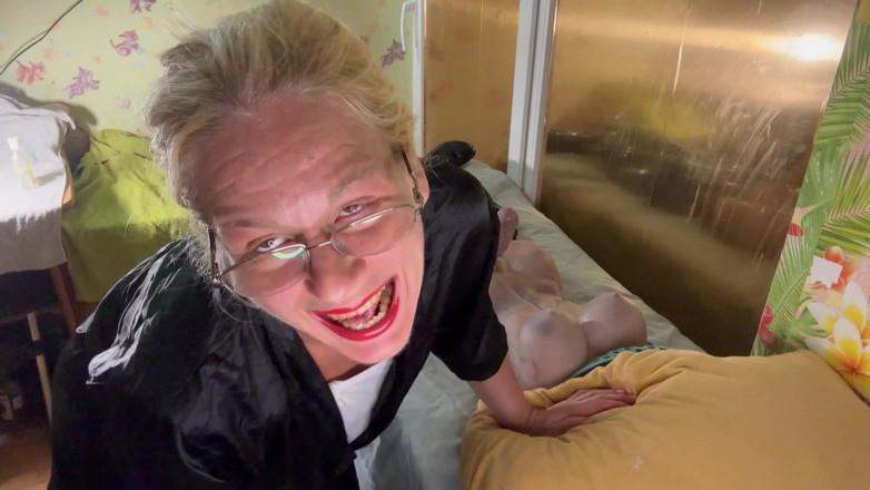 Putarankahotmilf: The Massager Give Handjob to the Erected Tranny Patient and...