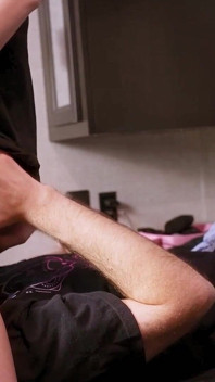 Liddy Tyler s'assoit sur le visage de son mari pendant qu'elle sexte sa bite de côté