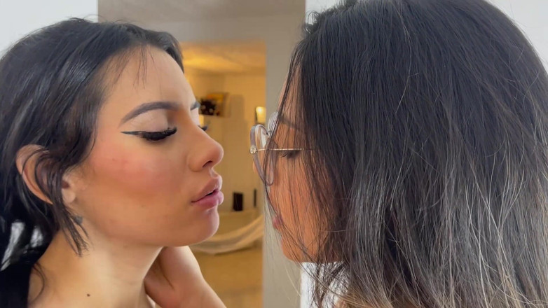 Ambar Prada: Latina lesbian terangsang bermain dengan payudara, vagina dan pantat mereka...