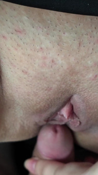 Żona dziwka rozprzestrzenia swoją cipkę na creampie i bawi się spermą w swojej dziurze