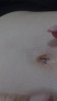 Latina stiefzus maakt de navel schoon met een wattenstaaf en na het schoonmaken begint ze met haar buik te spelen