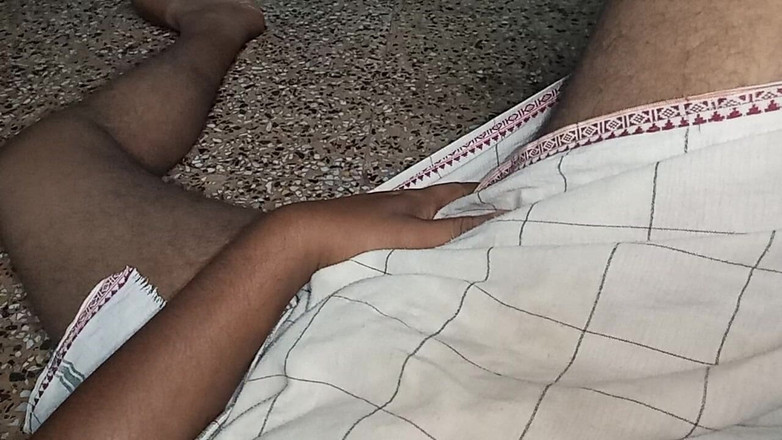 Sweet Indian cock: Hintli oğlan evli kadın ofiste anal sikişiyor ve öpüşüyor