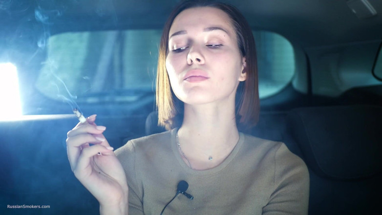 Russian Smokers: セクシーなロシア人美女がタバコを吸う自然な環境