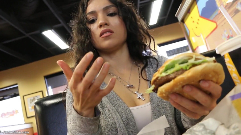 Babe Stare: Kencan burger hot sama tia!