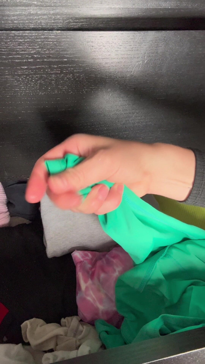 Zella Bu VI-Pee: Meando en el cajón de la ropa de mi amigo