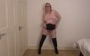 Horny vixen: Femeie drăguță Costum în cizme de coapse striptease