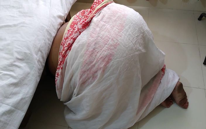 Aria Mia: पाकिस्तानी हॉट सौतेली मम्मी बिस्तर के नीचे झाडू लगाते हुए फंस जाती है जब सौतेला बेटा उसे चोदता है और उसकी बड़ी गांड को बाहर निकालता है