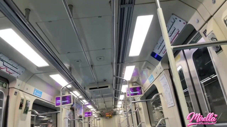 Mirellaoficialx: Dia tidak tahan melihat tanda volume dan menyedot saya ke...