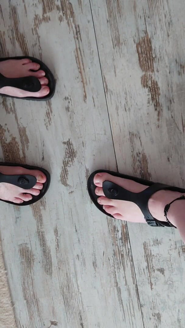 Barefoot Slide Show with a Nylonjunge in Birkenstocks (Gold Granny)
