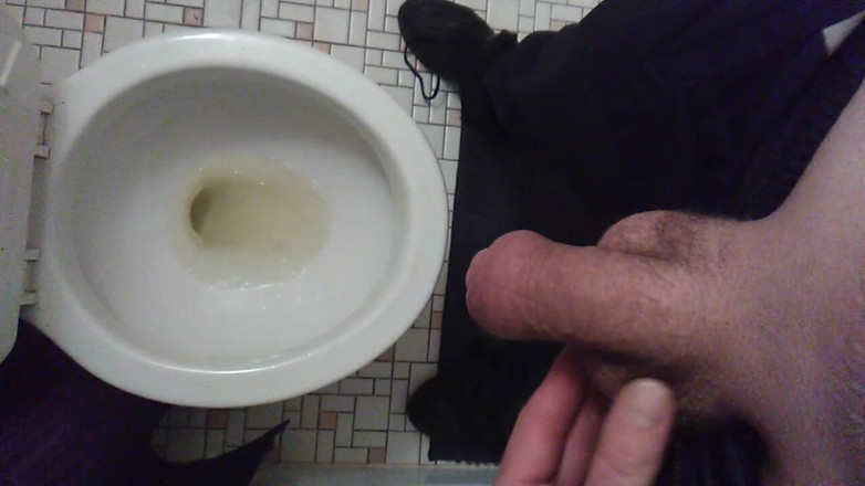 LilTaste: 半剃りながらトイレに行く