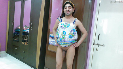 Cute & Nude Crossdresser: Sexy sissy crossdresser femboy v plážových šatech a účesu.