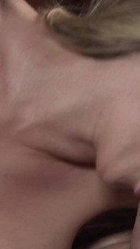Super sexy blonďatá holka je ošukaná a vystříkaná
