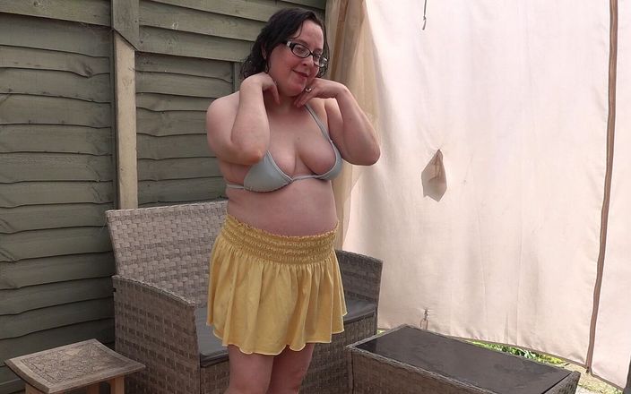 Littlevixen: Sexy esposa en minifalda amarilla y top de bikini con...
