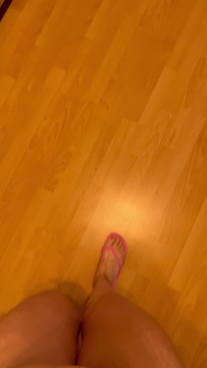 Feet: POV: Zvuky chůze žabky