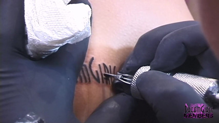 Dream Girls: Si fa tatuata ragazze da sogno sul suo bel culo