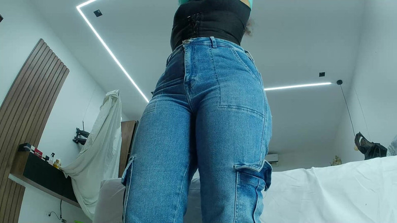 pampammedallo: Kijk naar mijn stiefdochter die een zeer strakke lycras draagt