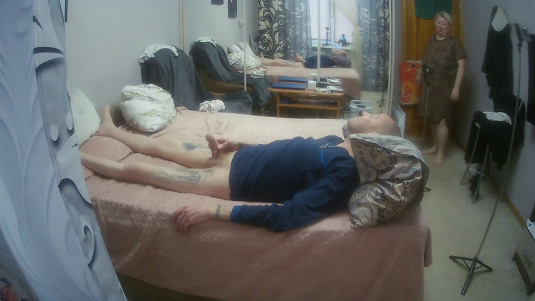 Zona901: Ibu tiri mengganggu kerja tangan saya, memberikan saya blowjob mendalam...